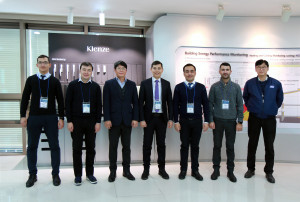 우즈벡 건설부 공무원 방문단과 KCC 김학경 상무, 김규식 부장이 KCC 중아연구소 방문 기념촬영을 하고 있다