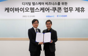 왼쪽부터 이상호 케이바이오헬스케어 대표와 김종현 쿠콘 대표가 협약 체결 후 기념 촬영하고 있다
