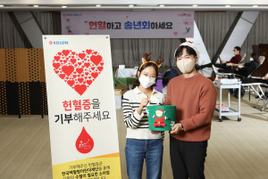 5일 경기도 과천 코오롱타워에서 임직원들이 헌혈을 마친 후 헌혈증을 기부하고 있다