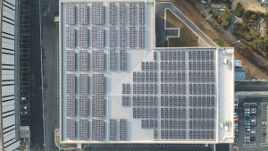 SK네트웍스 이천물류센터 B동 옥상에 설치된 1MW 규모의 태양광 발전설비