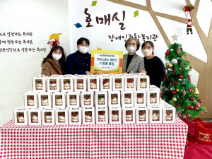 왼쪽부터 김의진 인공신장센터장, 홍상영 365열린메디칼의원 대표 원장, 최정화 호매실장애인종합복지관 국장, 이상미 지역협력팀장이 함께 기념 촬영을 하고 있다