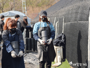 배우 이태란이 따뜻한 하루에서 진행하는 연탄 나눔 봉사에 참여했다