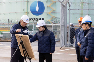 최연혜 한국가스공사 사장이 천연가스 생산설비 운영 현황과 안전관리 실태 점검을 위해 13일 통영 LNG 생산기지를 방문했다