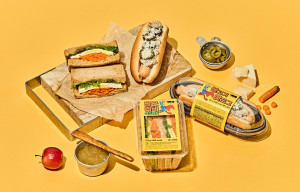 GS25가 선보이는 벅스버니 당근라페 샌드위치와 불고기 핫도그 상품