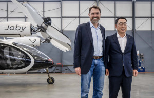 왼쪽부터 조비 에비에이션  조벤 비버트 CEO와 SK텔레콤 유영상 CEO가 UAM 항공기 