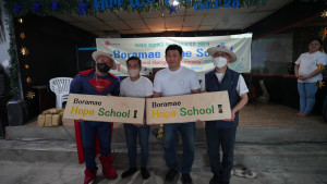 왼쪽부터 서울보라매초등학교 김갑철 교장, 필리핀 바세코 희망학교 교사·교장, 한국청소년연맹