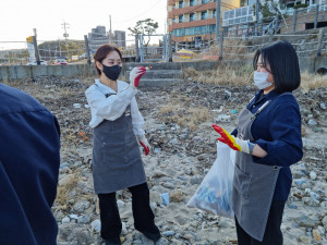 정쉐프바다뷰제빵소 직원들이 카페 앞 해변에서 플라스틱 등 쓰레기를 줍고 있다