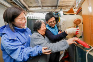 KT&G복지재단에서 서울 강북구 미아동의 한 가정을 방문해 난방연료를 지급하고 있다