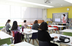 수강생들이 ABA부모대학 강의실에서 교육 내용에 집중하고 있다