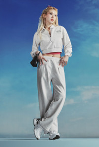 ‘컴피 칼라 스웨트 셔츠’와 ‘컴피 스트레이트 스웨트 팬츠’를 착용한 노스페이스 홍보대사 