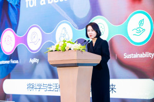 LG화학 에스테틱사업부장 김혜자 상무가 중국에서 열린 와이솔루션 학술포럼에서 인사말을 하고 있다