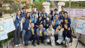 교통안전 캠페인에 참여한 한국청소년연맹 및 신한은행 보라매역금융센터 임직원 봉사자들