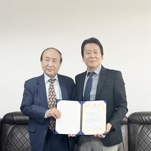 왼쪽부터 조병일 ICCKOREA 총재와 오른쪽 엄영식 아시아 스타 엔터테인먼트 회장이 IC