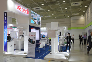 바텍이 제20회 서울국제치과기자재전시회(SIDEX 2023)에서 신제품 Smart X 를 