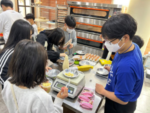 청소년들이 제과·제빵 체험 활동에 참여하고 있다