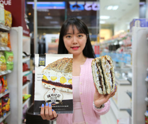 모델이 GS25에서 6월 1일 출시하는 혜자로운맘모스빵(흑임자맛) 상품을 들고 있다