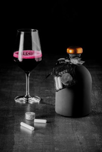 TO YOU는 붉은 과일 열매의 깊이와 강렬함에 스파이시한 맛, 제비꽃 향이 더해진 루비레드 Lambrusco 와인으로 신선함과 과일 맛을 더한 복합적인 풍미를 가지고 있다