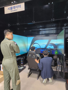 6월 7일부터 3일간 부산 벡스코에서 개최된 마덱스 전시회에서 대한민국 육군 관계자가 로마스 인더스트리즈의 JV-1 위그선의 시뮬레이터를 체험하고 있다