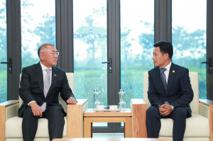 현대차그룹 정의선 회장과 레 꾸언 하노이 국립대 총장이 만나 환담하고 있다