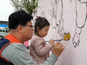 ‘우리 딸의 첫 자원봉사’라는 주제로 봉사하기록에 참여한 김원중 씨와 자녀가 벽화 봉사활동을 하고 있다