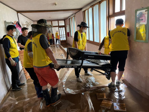 충북 충주시의 침수 가옥을 자원봉사들이 정리하고 있는 모습(사진 제공 충주시자원봉사센터)