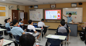 인창중학교 환경동아리 학생이 또래교사로서 환경 또래교육을 진행하고 있다
