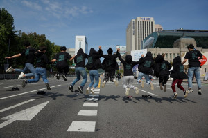 2019년 서울거리예술축제 자원활동가들이 기념 촬영을 하고 있다