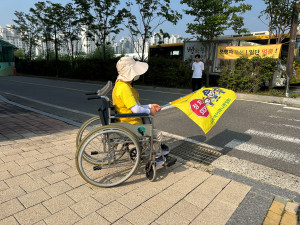 호매실장애인종합복지관 ‘좋은 이웃’ 장애인 봉사단의 교통안전 봉사활동 모습