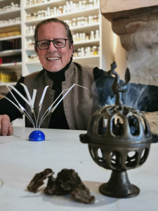 프랑스 출신 세계적인 조향사 니꼴라드바리는 7월 17일~21일 한국에서 처음으로 ‘예술적 조향 천연향수 마스터 클래스’ 및 국제자격증 과정을 진행한다