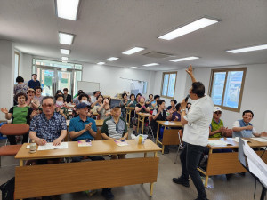 5일 포항 오천시장 상인회관에서 열린 노래교실에 참여한 상인과 주민들