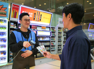 GS25에서 고객이 외국인 전용 교통카드 ‘한복춘식로카M’을 구매하고 있는 연출 이미지