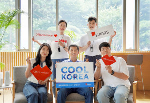 박광호 퍼시스 대표(가운데)가 서울 송파구에 소재한 퍼시스그룹 본사 사옥에서 임직원들과 함께 가벼운 옷차림으로 ‘쿨 코리아’ 챌린지에 참여하고 있다