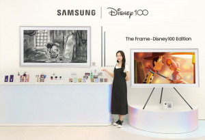 삼성전자 모델이 삼성 강남 ‘디즈니 콜라보 전시’에서 ‘더 프레임 디즈니 100주년 에디션