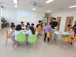 ‘식생활 안전교육’에 참가한 아동들이 컵밥 만들기를 준비하고 있다