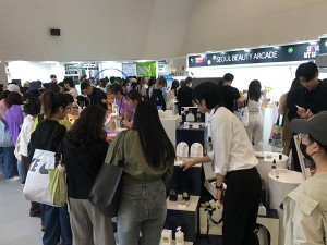 서울시 뷰티 팝업스토어 ‘서울 뷰티 아케이드’를 방문한 고객이 참가사의 제품을 체험하고 있다