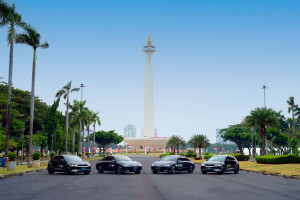 자카르타 모나스 광장 독립기념탑 앞에 서있는 제43차 아세안 정상회의 공식 차량(현대차 아이오닉 5, 아이오닉 6)
