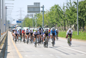 ‘뚜르 드 디엠지(Tour de DMZ) 2023 국제자전거대회’에 참가한 선수들이 치열한 레이스를 펼치고 있다