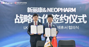 왼쪽부터 김양수 네오팜 대표와 중국 LK그룹 현재환 대표가 ‘제로이드’의 중국 오프라인 병