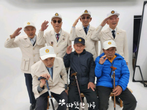 귀환 국군포로 어르신들이 서울시 구로구의 한 사진관에서 기념촬영을 하고 있다