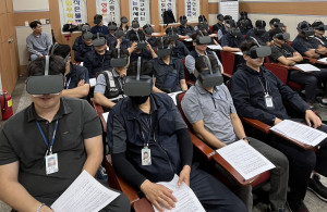 우체국물류지원단 현장 근로자들이 VR 장비를 활용한 안전사고 예방교육에 참여하고 있다