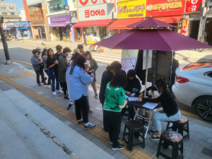 전곡상권진흥구역에서 물건을 구매한 시민들이 ‘영수증 페이백 이벤트’에 참여하고 있다