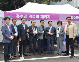 홍수골 막걸리 페스타 추진위원들이 기념 촬영을 하고 있다
