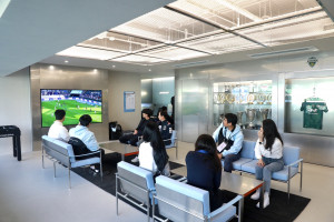 ‘현대 N 라운지’에서 오프닝 이벤트 참석자들이 함께 K리그 경기를 관람하고 있다