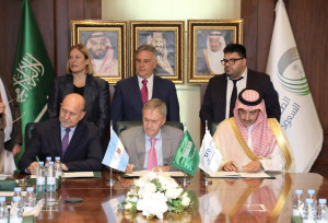 SFD CEO Sultan Al-Marshad (right) signs a new USD $100 million development agreement with Argentina 