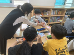 송파구청소년상담복지센터 생명존중 교육에 참여한 학생들이 교육 도구를 사용하고 있다