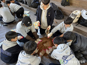 환경실천연합회의 하천 수질 및 생태계 보호 활동인 ‘Re: 하천 수호대’ 청소년들이 EM흙공을 만들고 있다