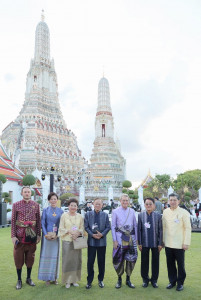 15일 태국 방콕의 새벽사원 ‘왓 아룬’에서 열린 비그림그룹 창립 145주년 기념 행사에 참석한 하랄드 링크 회장(오른쪽 세 번째)과 본사 임원진