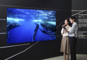삼성전자 모델이 파라다이스 아트 스페이스 ‘Whales and I: 고래와 나’ 전시에서 Neo QLED 8K를 통해 고래의 삶을 감상하는 모습(화면 속 이미지 저작권은 SBS에 