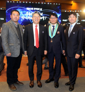 KG 모빌리티가 코엑스에서 열린 제 60회 무역의 날 기념식에서 10억불 수출탑을 수상했다