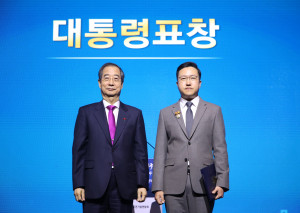 한덕수(왼쪽) 국무총리와 대통령 표창을 수상한 김형노 케이피에프 대표가 15일 서울 중구 
